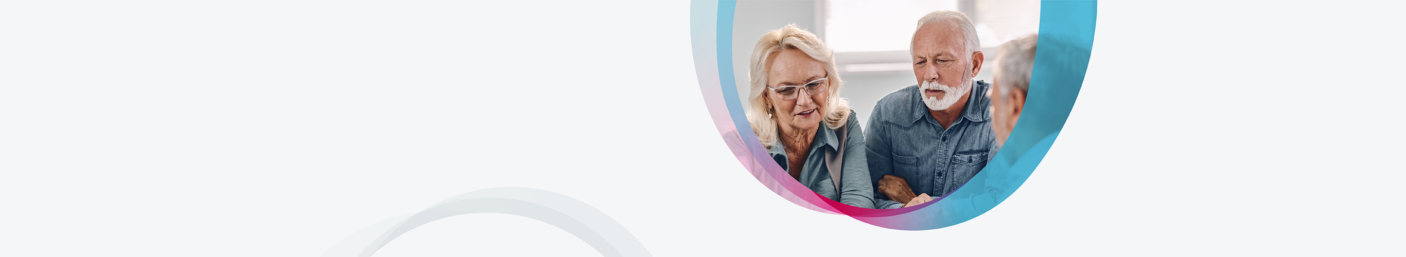 Frau und Mann im Gespräch mit einem Arzt