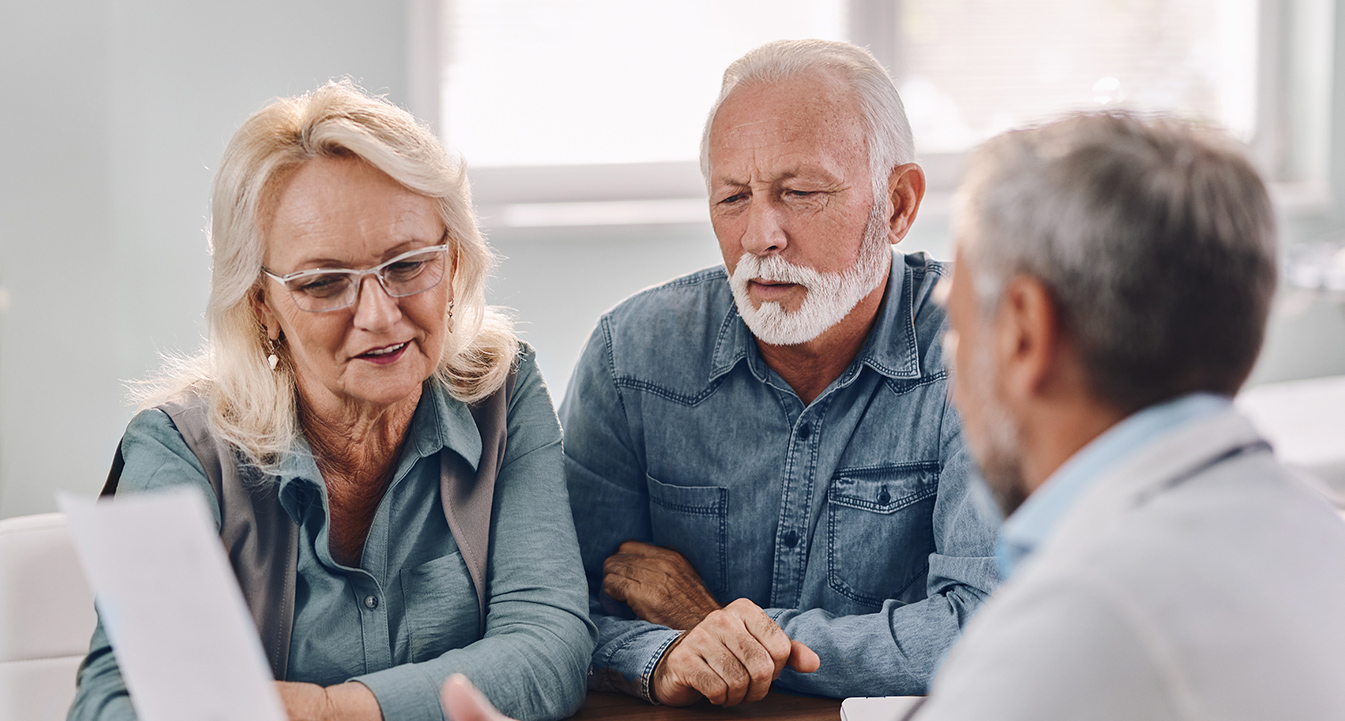 Frau und Mann im Gespräch mit einem Arzt