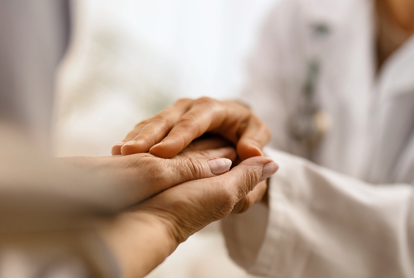 Bildausschnitt Ärztin hält Patientin an den Händen