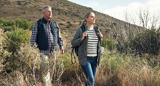 Mann und Frau wandern